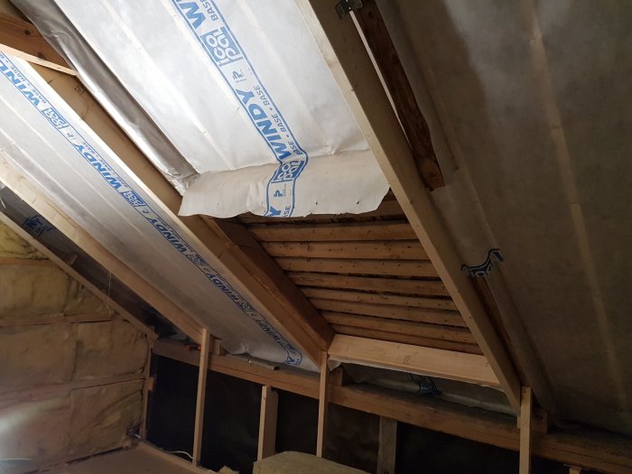 Öppning i takkonstruktionen förväntad för installation av takfönster, med isolering synlig.