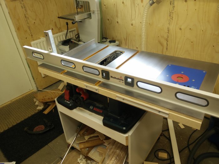 Egenbyggd uppgradering till Bosch GTS 10XC bordssåg med integrerad fästanordning och precisionsskena.