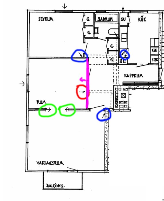 Ritning av en planlösning med inringade skjutdörrar i grönt, ventilation i blått och en ifrågasatt konstruktion markerad med rött.