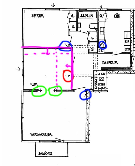 Ritning över lägenhet med markerade skjutdörrar, ventilationsvägar och planerad väggflytt.