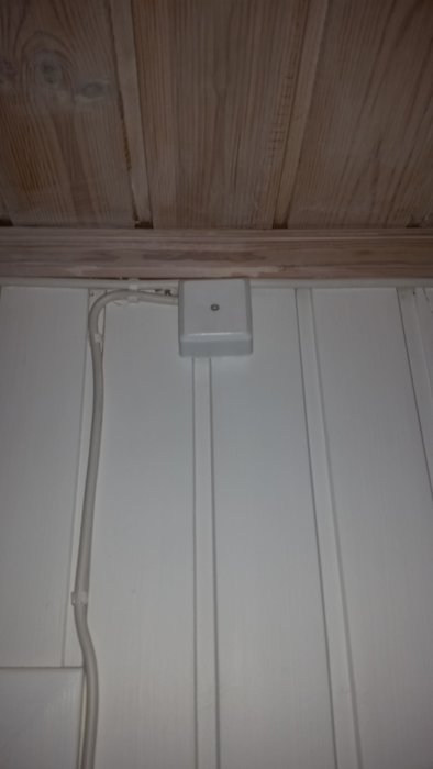 Kopplingsdosa med elkablar som går genom en vägg, indikerar ej jordad anslutning.