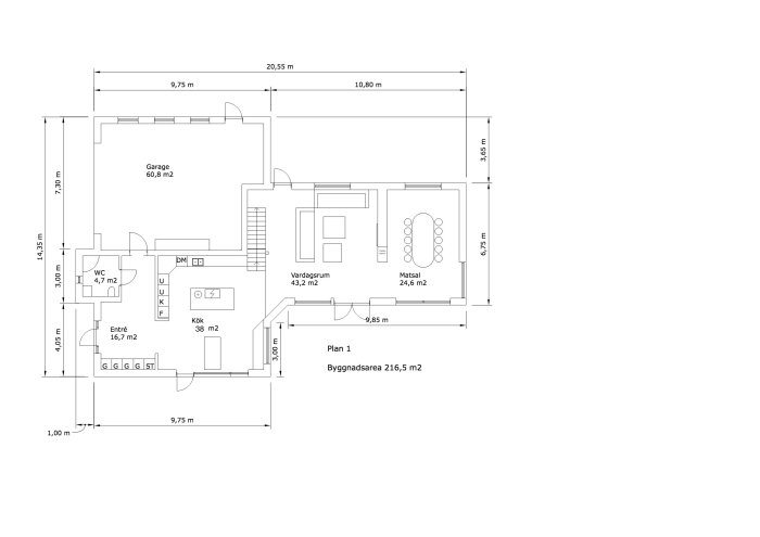 Planritning av en våning i ett hus med noterade mått, inkluderar garage, kök, vardagsrum, och matsal.
