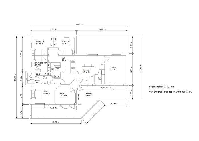 Planritning av ett hus inkluderar mått, rum som sovrum, badrum, balkong och en stor hall, markerat för sjöutsikt.