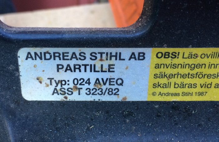 Etikett på verktyg med texten 'ANDREAS STIHL AB PARTILLE Typ: 024 4VEQ Ass T 323/82' daterad 1987.
