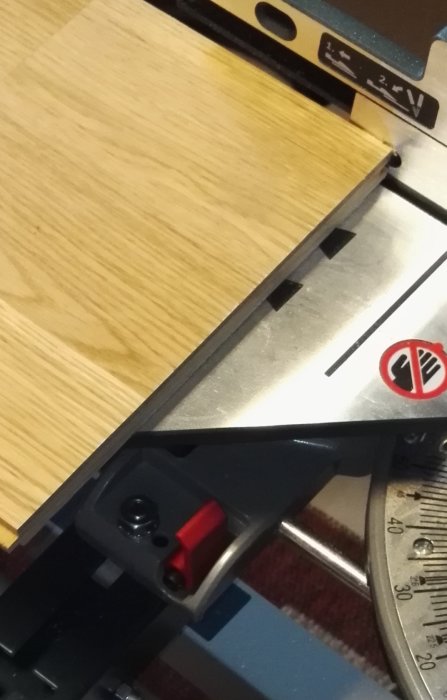 Ny Bosch GCM 8 SJI kapsåg med 48-tandad klinga och uppskuren träyta.