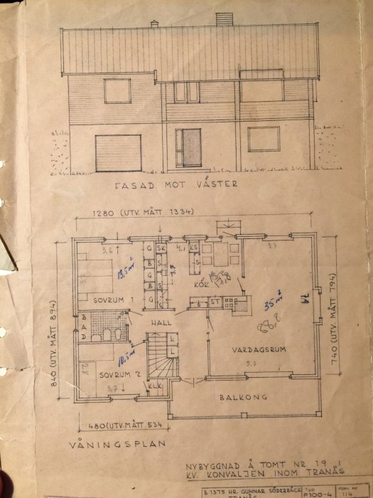 Gammal arkitektritning av en byggnad och dess planlösning, med markerade ytor för sovrum, vardagsrum och kök.