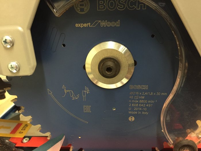Bosch cirkelsågsklinga monterad på såg med specifikationer synliga.