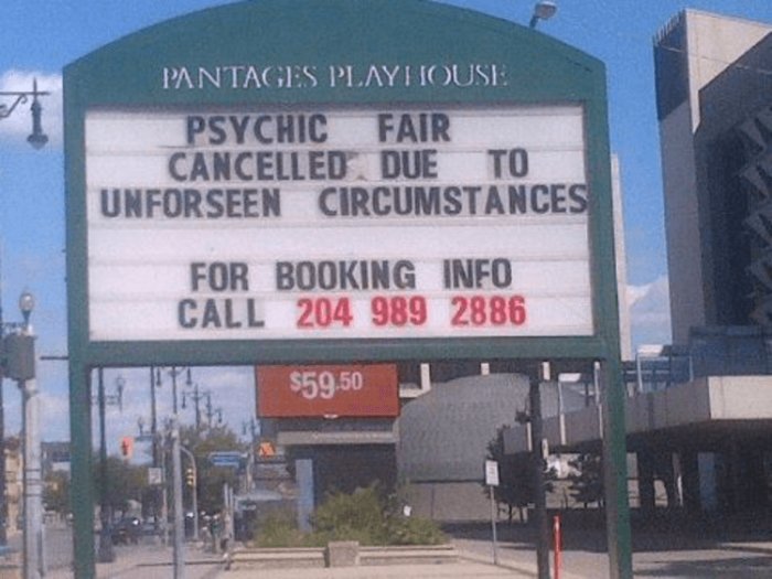 Skylt som meddelar att "Psychic Fair" på Pantages Playhouse är inställd på grund av oförutsedda omständigheter.