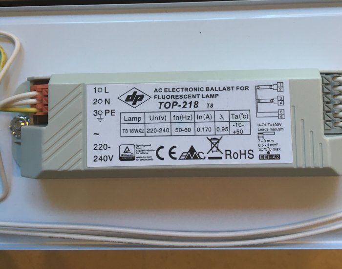 Elektronisk driftdon för lysrörsarmatur märkt med teknisk specifikation och kopplingsschema.