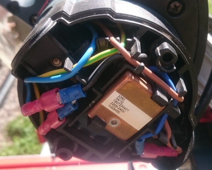 Elverktygets handtag med öppet plasthölje visar förlängda kablar och en mjukstartmodul installerad.
