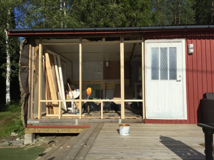 Hus under renovering med nybyggda träreglar på en delvis öppen vägg.