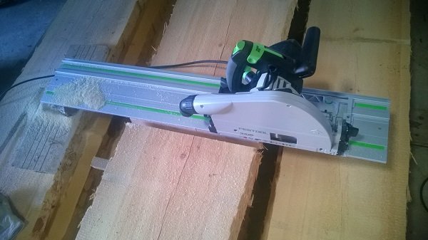 Festool TS 75 sänksåg på ett grovsågat trästycke, redo för kapning.