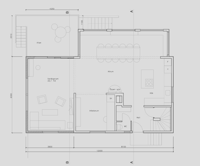 Svartvit ritning av huvudplan för ett hus med rum, möblering och mått angivna.