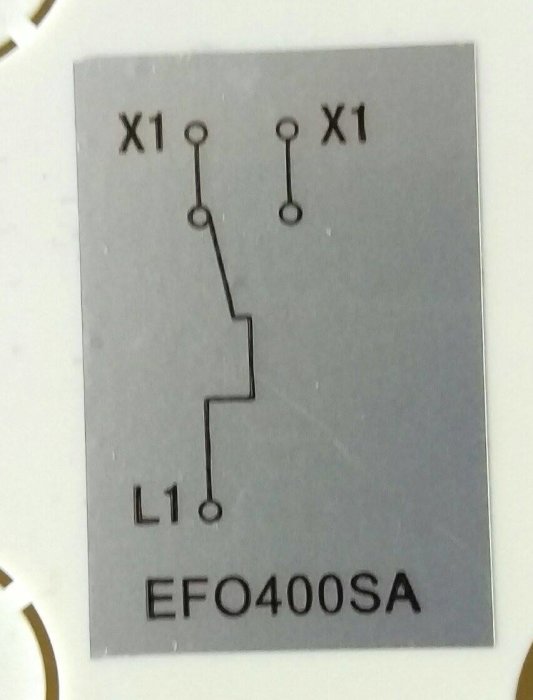 Elkopplingsschema på etikett med beteckningarna X1, L1 och EFO400SA.