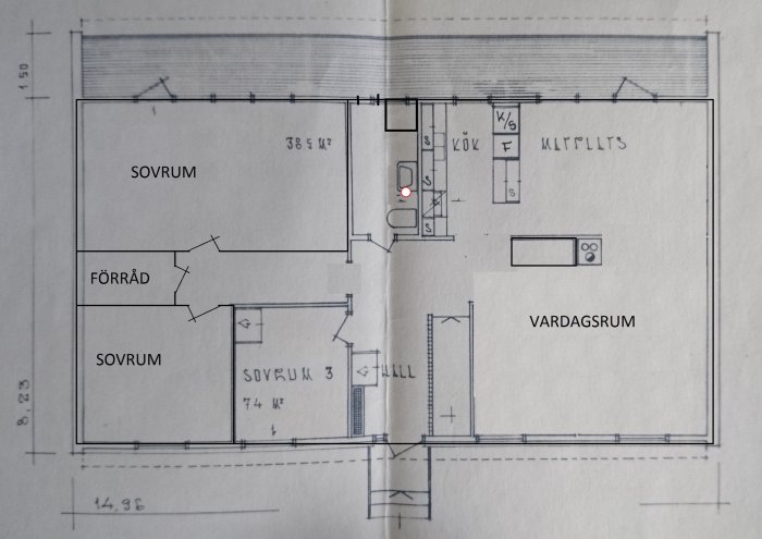 Ritning av övervåning med sovrum, förråd och vardagsrum, markerat för ventilationssystem.