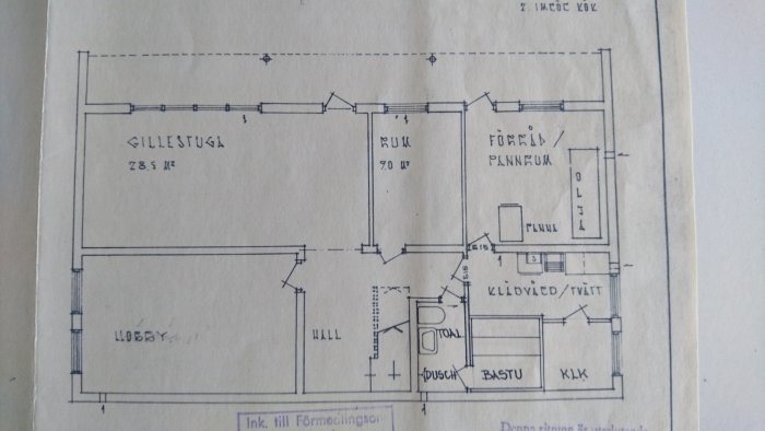 Handritad planritning av ett hus, markerar gillestuga, rum och andra utrymmen med måttangivelser.