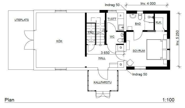 Ritning av en planlösning med kök, vardagsrum, WC, badrum och sovrum, samt detaljer som trappa och uteplats.