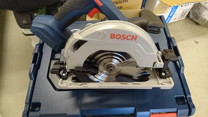 Bosch cirkelsåg placerad ovanpå en blå L-Boxx med synligt sågblad.