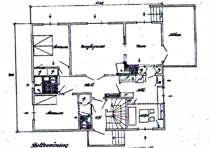 Översiktlig planlösning av nedre plan i ett tvåfamiljshus med markeringar för trapphus och ändringar i badrum och sovrum.