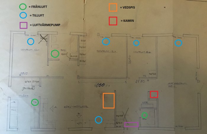 Handritad planlösning av en enplansvilla med markerade komponenter för uppvärmning: vedspis, kamin, luftvärmepump och ventilationspunkter.