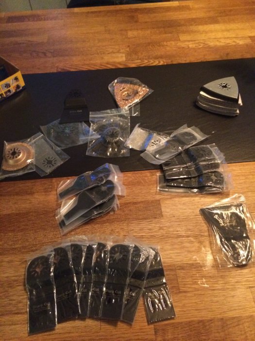 Ett paket med blandade byggverktyg och tillbehör utspridda på ett bord.