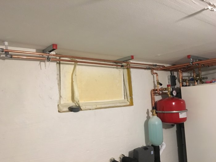 Installation av kopparledningar och värmesystemkomponenter för bergvärme nästan färdigställt.