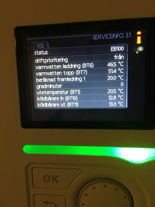 Kontrollpanel för bergvärmesystem som visar temperaturer och status, indikerar drift av värmesystem.