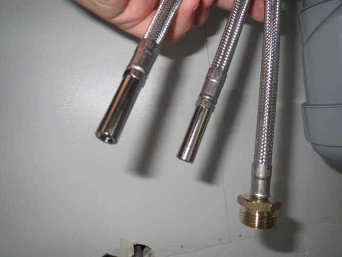 Flexibla vattenslangar till köksblandare med metallomspunnen yta och mässingsmutter.