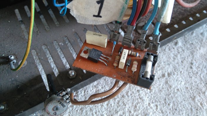 En svetskomponents kretskort med potentiometer, motstånd och kopplingar, vissa delar ser ut att vara modifierade.