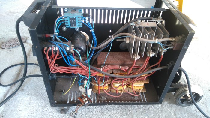 Öppen svets med synliga komponenter såsom spolar och kablar, tycks ha problem med trådmatningen.