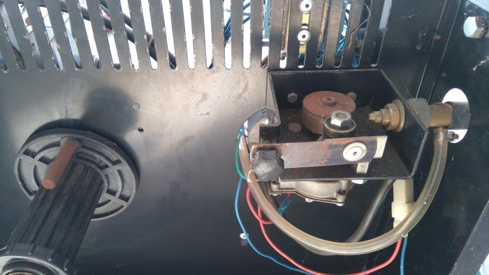 Interiör av en gammal svets med synlig trådmatningsmekanism och potentiometer, tecken på tidigare manuell justering.