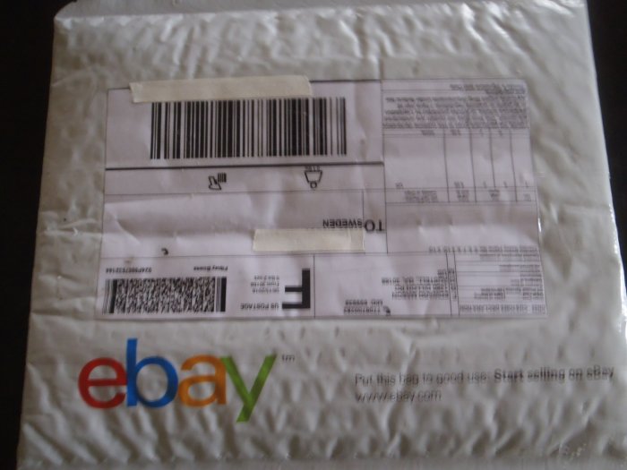 Ett paket från eBay med adressetikett, logotyp och texten "Start selling on eBay".