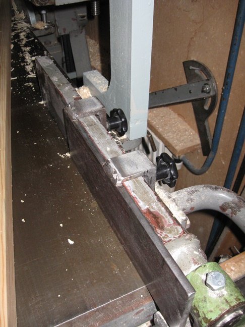 Modifierat fast såganstånd på en gammal bandsåg med tillagd aluminiumprofil och spännanordningar.