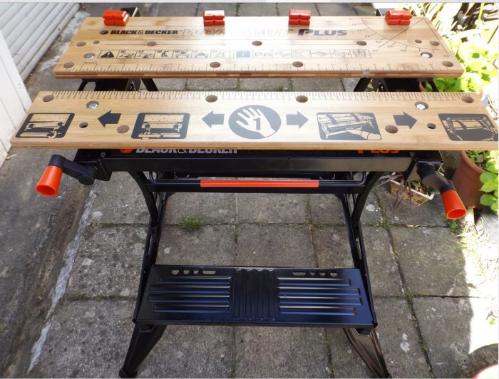 Black & Decker Workmate 825 hopfällbart arbetsbord står på en stenlagd gård.