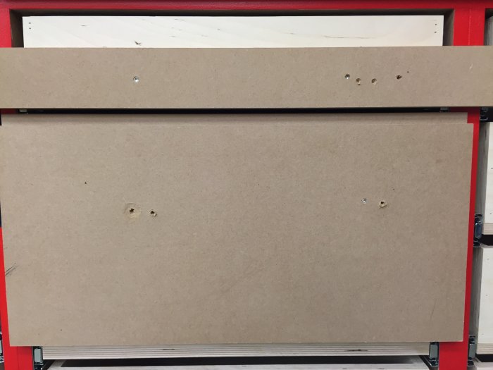 MDF-paneler fastklämda i arbetsbänk, förberedda för sågning med 7mm glipa för fingergrepp.