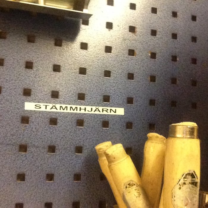 Verktygstavla med etikett "STAMMHJÄRN" och flera trähandtag som sticker ut vid sidan.