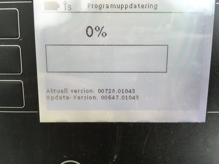 Uppdateringsskärm som visar 0% framsteg, aktuell version 00728 och uppdateringsversion 00647.