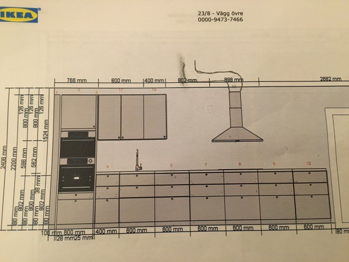 Ritning av köksdesign med måttangivelser och planerad placering av köksfläkten till höger.