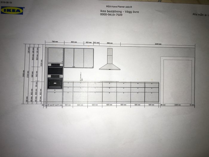 Ritning av kökslayout från IKEA Home Planner med markerade mått, inklusive position för fläkt, ugn och skåp.