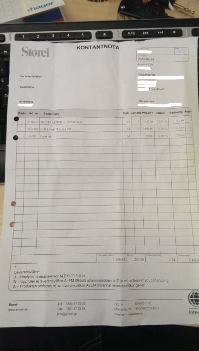 Kontantnota med artiklar som inkluderar TEK-123 kanalunderdel och lock, prissättning och rabattinformation visas.