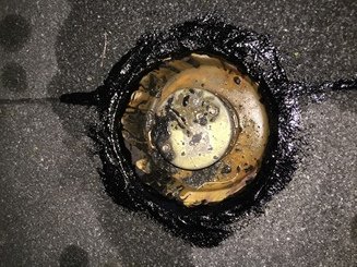 Takbrunn i koppar täppt med Icopal tätningsmassa för att åtgärda läckage.