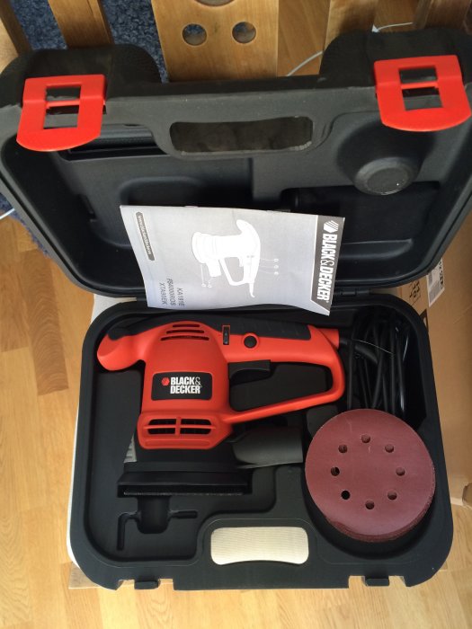 Slipmaskin från Black & Decker i förpackning med slippapper och manual, nyinköpt för effektivt arbete.