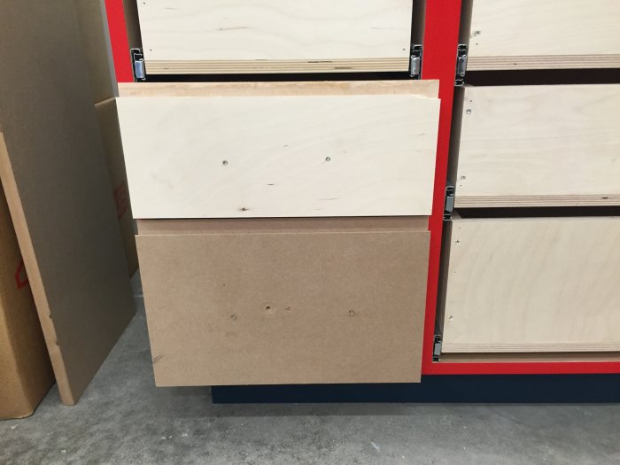 15 mm tjock björkplywood staplad i hyllor med synligt tunna fräsade fingeruttag.