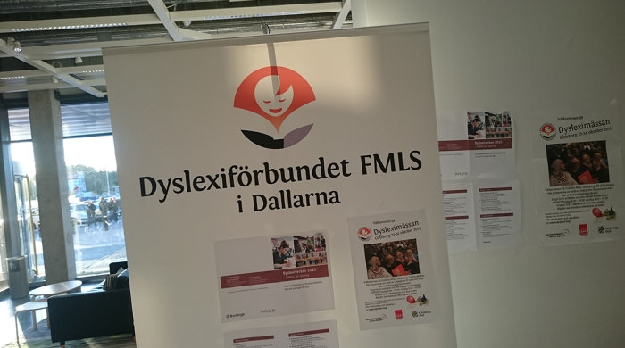 Rollup med Dyslexiförbundet FMLS i Dalarna logotyp och information om dysleximässan.