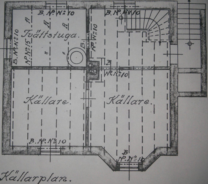 Ritning av källarplan med markerade rum inklusive renoverad tvättstuga och planerade väggar för nya rum.