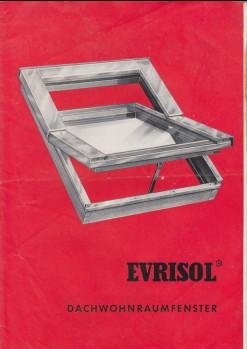 Öppet takfönster på en röd bakgrund med texten "Evrisol Dachwohnraumfenster" vilket antyder att det är ett eventuellt renoveringsobjekt.