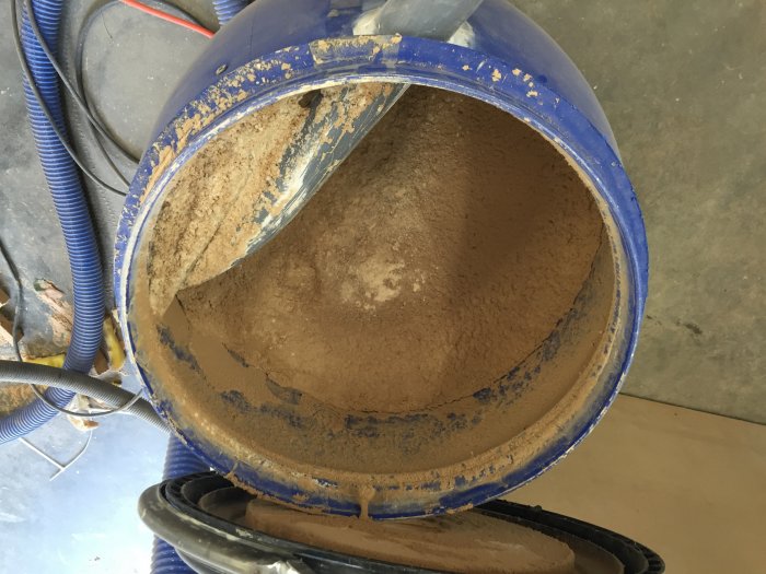 Cyclone dammuppsamlare full av MDF-sågspån från fräsning av fonter.