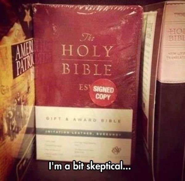 En förpackad bibel märkt med "The Holy Bible" och etiketten "Signed Copy".