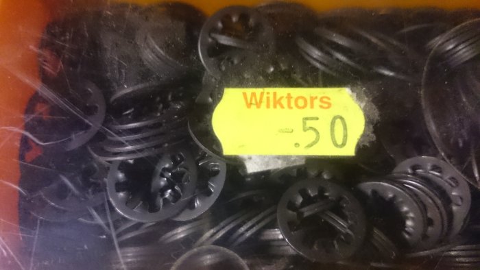 Låsbrickor i svart med en gul prislapp märkt "Wiktors .50" som symboliserar nostalgi i en traditionell järnaffär.