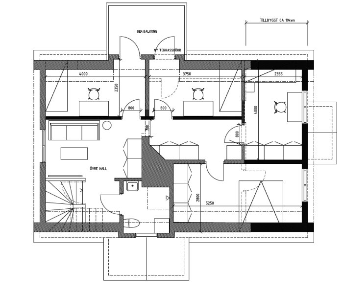 Ritning av en övervåning i en villa med markerade ventilationssystem, inkluderar mått och rumsuppställning.